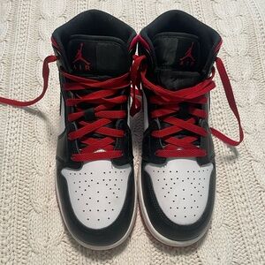 Nike Air Jordan retro 1 mid big kids red/black/white size 7